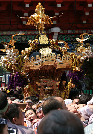 神田五軒町々会の御神輿、子ども神輿、子ども山車を展示。